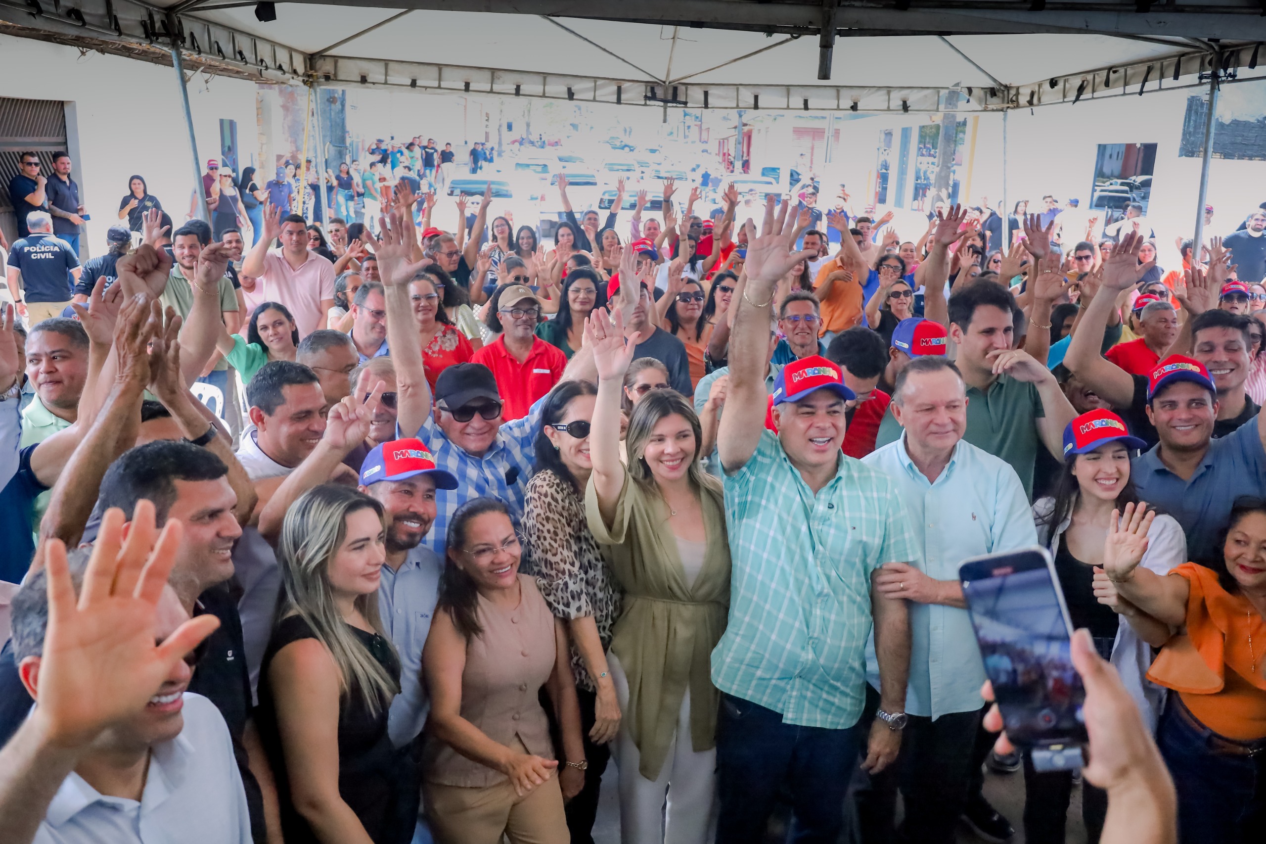 No momento, você está visualizando *O prefeito Joãozinho Pavão, ladeado pelo governador Carlos Brandão e pelo secretário Orleans Brandão, arrastou uma verdadeira multidão em Santa Helena* — *exatamente como o INOP já havia confirmado.*  *Presença, força política e aprovação que dá para ver… e ouvir.* 🔥💙
