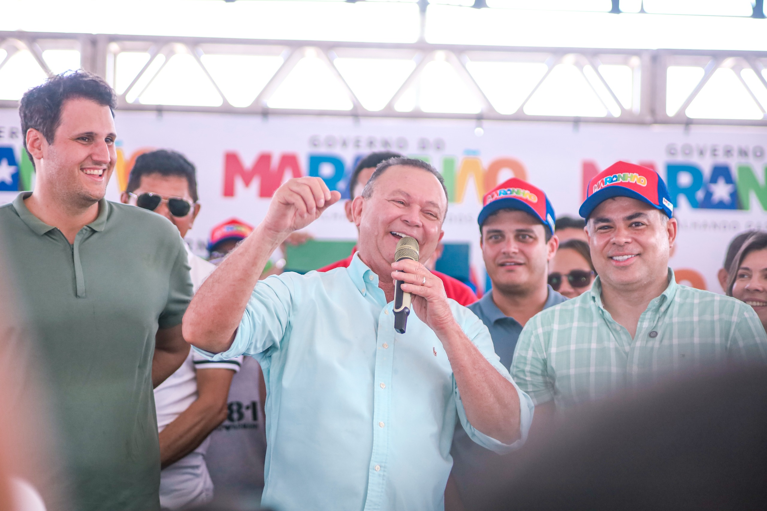 No momento, você está visualizando 🏥 Saúde reforçada, 🚓 Segurança pública fortalecida, 🍽️ Mais uma etapa do Cartão Maranhão Livre da Fome garantida.  E o melhor: não ficou só nas entregas. Brandão anunciou um novo pacote de obras para Santa Helena — com poços artesianos e mais 6 km de asfalto — levando desenvolvimento direto para onde o povo realmente precisa.