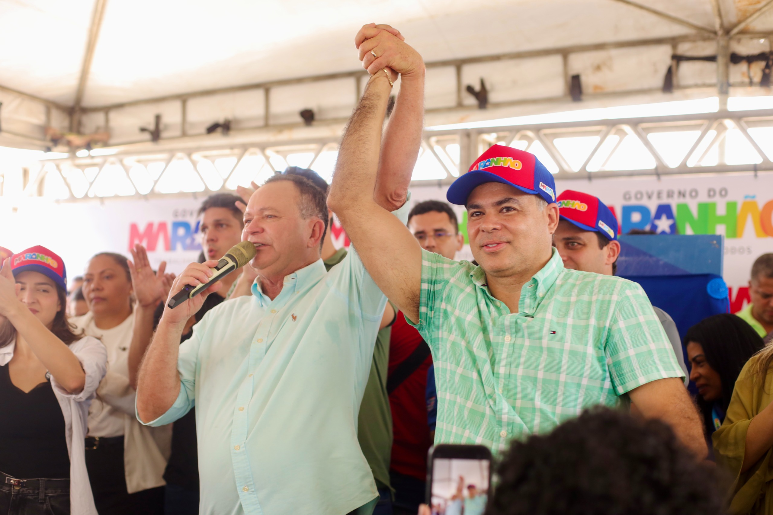No momento, você está visualizando *Santa Helena viveu um sábado daqueles: entrega de Policlínica nova, Delegacia zerada e o Cartão Maranhão Livre da Fome pra centenas de famílias. E não parou aí* — *Brandão, Joãozinho e Orleans anunciaram mais água pros povoados, 6 km de asfalto, Estação Tech, portal novo em Queimadas e até a promessa de modernização da Beira-Rio.*  *Resumindo: foi tanto investimento que até quem não gosta teve que assistir. Santa Helena tá avançando — e avançando bonito.* 💙🔥