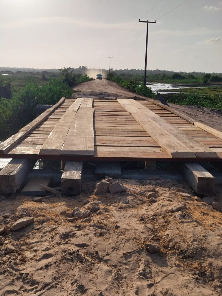 Leia mais sobre o artigo 🔥 *A todo vapor no povoado São Francisco!*  *Após criminosos incendiarem as pontes do povoado São Francisco, o prefeito Joãozinho Pavão agiu rápido e determinou a reconstrução imediata.* *Com o secretário Fabiano Abreu na linha de frente, as novas pontes estão sendo concluídas em tempo recorde.*