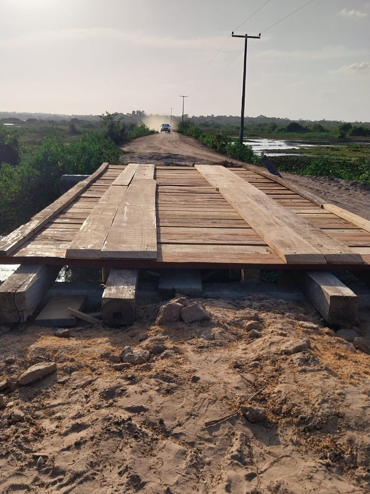 No momento, você está visualizando 🔥 *A todo vapor no povoado São Francisco!*  *Após criminosos incendiarem as pontes do povoado São Francisco, o prefeito Joãozinho Pavão agiu rápido e determinou a reconstrução imediata.* *Com o secretário Fabiano Abreu na linha de frente, as novas pontes estão sendo concluídas em tempo recorde.*