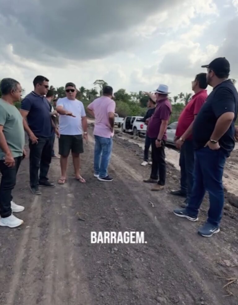 Leia mais sobre o artigo 💪 *Incansável!! quem ama, cuida e trabalha dobrado!* 🚜✨ *Compromisso em Dobro no Imperial!* *É o prefeito Joãozinho Pavão mostrando que amor por Santa Helena se prova é com trabalho de verdade!* ❤️