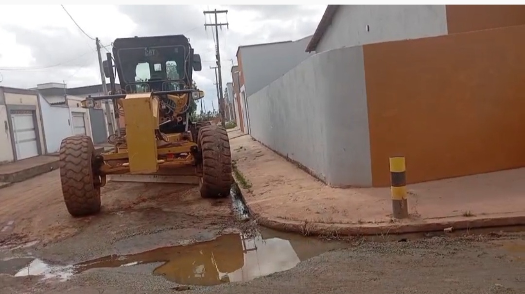 No momento, você está visualizando 🚜💥 *Em Santa Helena o trabalho não para, meu amigo!* *Enquanto uns só reclamam atrás do teclado, a Prefeitura tá é botando asfalto no chão e transformando a cidade de verdade!* 😎👏  *Nas ruas e avenidas da Morada Nova, o serviço é dia e noite, sem descanso* — *porque quem ama Santa Helena, trabalha por ela!* 💪❤️