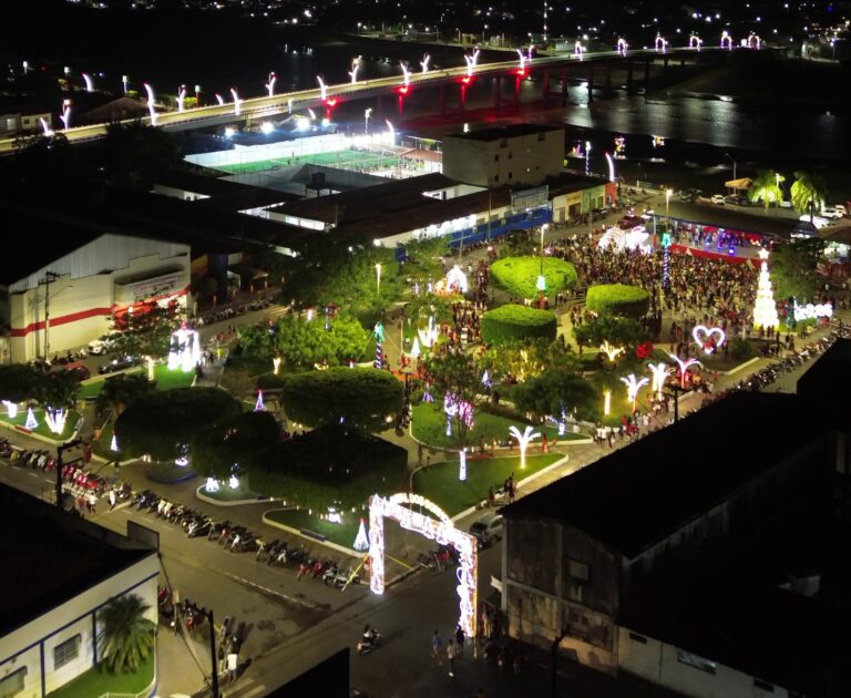 Leia mais sobre o artigo ✨ *Santa Helena voltou a brilhar!*  *Na gestão Joãozinho Pavão, a iluminação natalina vai além da decoração:* *fortalece o pertencimento, valoriza a cidade, movimenta o comércio e impulsiona o turismo.*  *Quando a cidade brilha, as pessoas se reconhecem nela.* *Gestão Joãozinho Pavão. Trabalho que ilumina.*