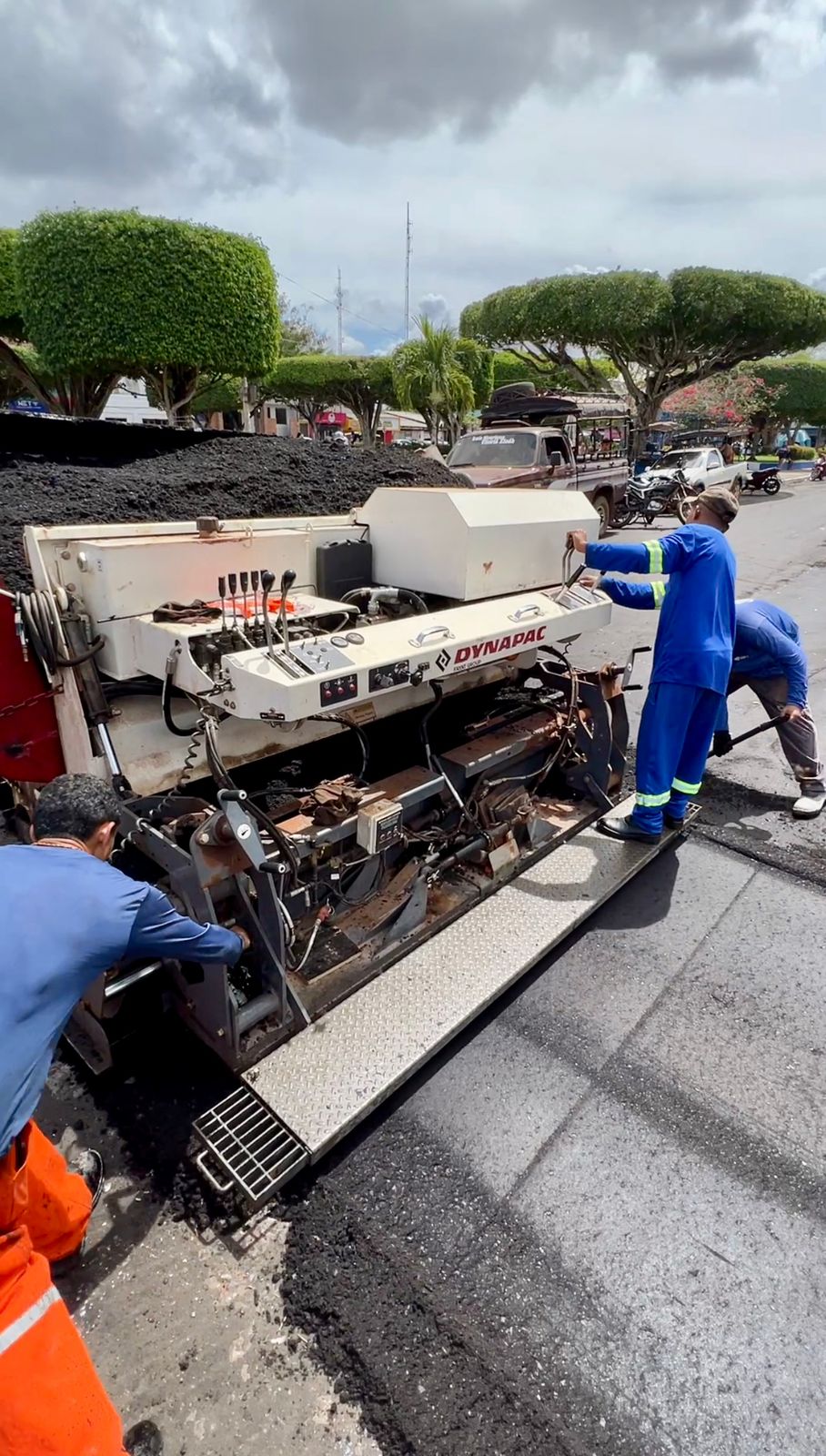 Leia mais sobre o artigo 🚧 *Sem tempo para descansar:* *Santa Helena segue em ritmo acelerado de obras*  *Com a parceria entre o Governo do Estado e a Prefeitura, a gestão Joãozinho Pavão executa obras que corrigem problemas antigos.* *Em menos de um ano, já são várias ruas com bloquetamento em bairros e asfaltamento no centro, melhorando a mobilidade, fortalecendo o comércio e valorizando a cidade.* ✅🏙️