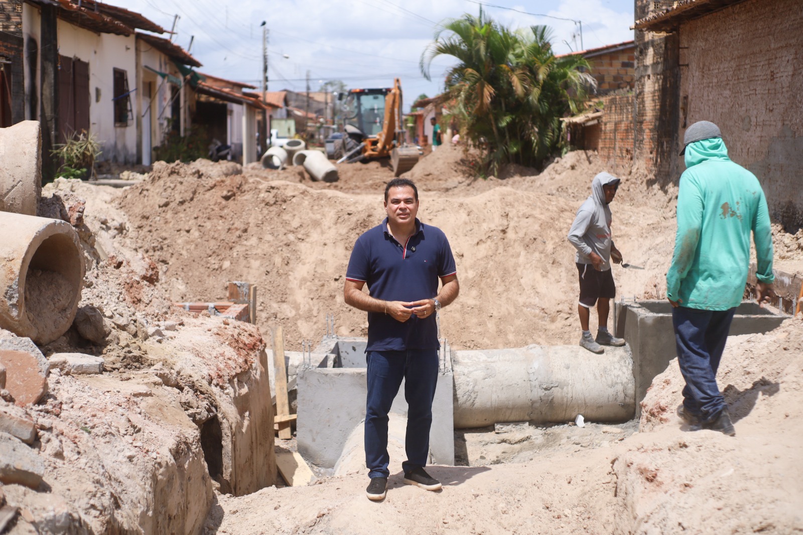 Leia mais sobre o artigo 🚧 *Drenagem no Boa Esperança avança* *O prefeito Joãozinho Pavão vistoriou o andamento das obras de drenagem profunda no bairro.* *A instalação das manilhas segue acelerada para resolver antigos alagamentos, com equipes trabalhando intensamente para concluir tudo antes do período chuvoso.*