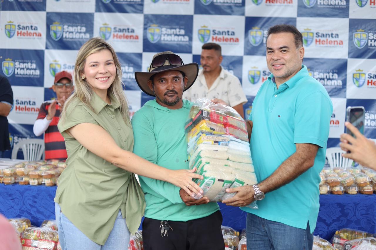 Leia mais sobre o artigo *O prefeito Joãozinho Pavão participou de um café da manhã com servidores da Garagem Municipal e da Limpeza Urbana, onde foram entregues cestas básicas e novo fardamento, reforçando a valorização dos servidores públicos.*