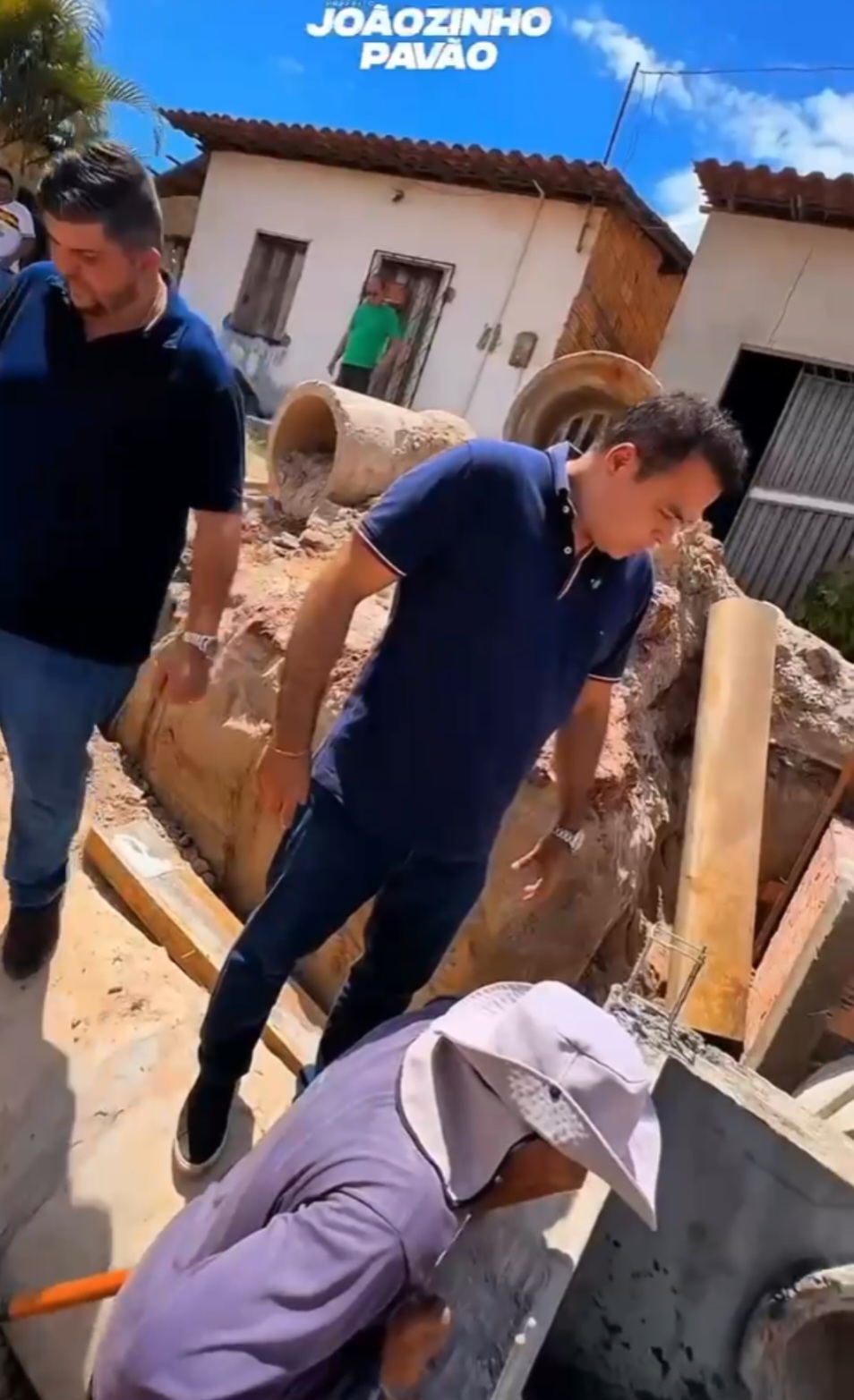 Leia mais sobre o artigo *O prefeito Joãozinho Pavão vistoriou as obras de drenagem profunda no bairro Boa Esperança, uma das maiores do município* 🏗️💧.  *A intervenção vai acabar com alagamentos históricos, melhorar o escoamento da chuva e garantir mais segurança e qualidade de vida, com previsão de entrega antes do período chuvoso* ✅🌧️.