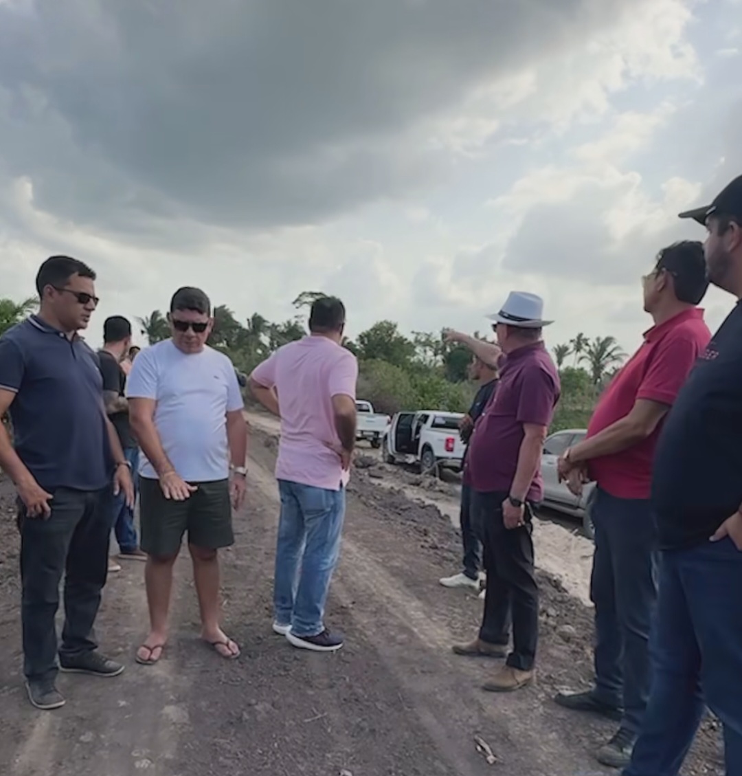 Leia mais sobre o artigo *O trabalho não para!* 🚜  *O prefeito Joãozinho Pavão, acompanhado do secretário Fabiano Abreu e equipe, acompanha de perto os serviços de recuperação das estradas vicinais em várias regiões do município, garantindo mais segurança e melhor mobilidade para a população.*