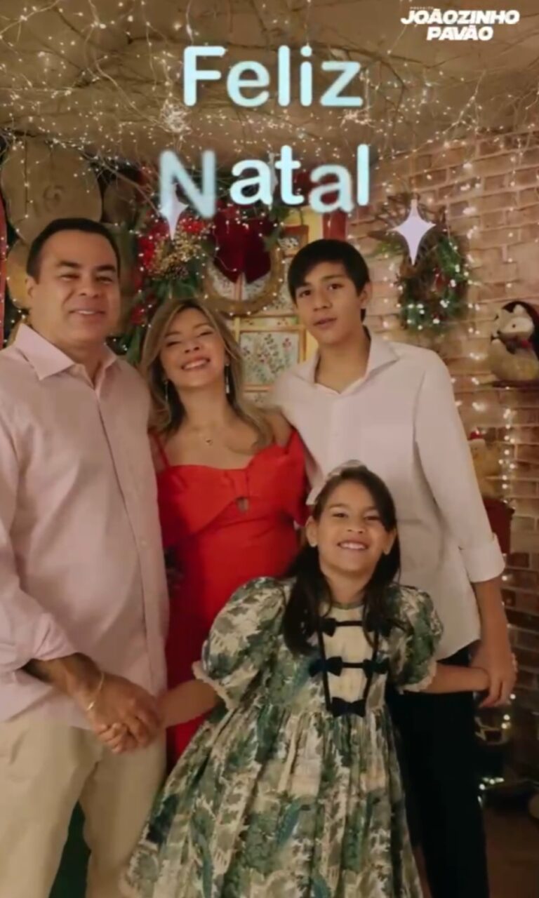 Leia mais sobre o artigo 🎄✨ *Mensagem de Natal* ✨🎄  *O Prefeito de Santa Helena, Joãozinho Pavão, e sua família desejam a todos um Feliz Natal e um Próspero Ano Novo* 🎆🙏