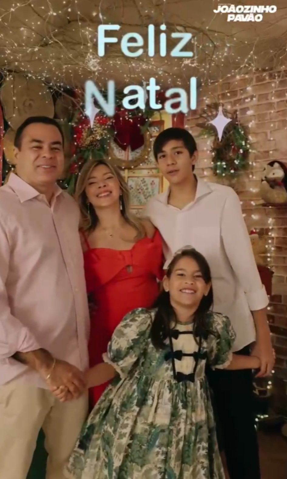 Leia mais sobre o artigo 🎄✨ *Mensagem de Natal* ✨🎄  *O Prefeito de Santa Helena, Joãozinho Pavão, e sua família desejam a todos um Feliz Natal e um Próspero Ano Novo* 🎆🙏