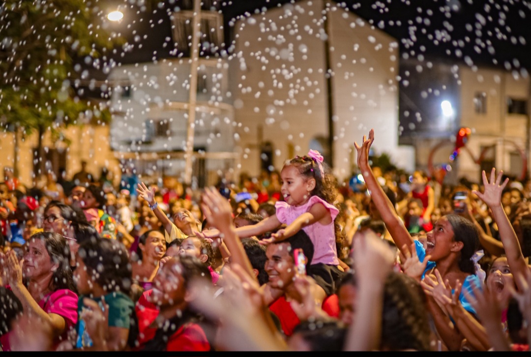Leia mais sobre o artigo *Na noite do dia 23, Santa Helena realizou a Cantata de Natal na Praça José Sarney, reunindo fiéis e famílias em um momento de fé. Com cânticos religiosos, o evento celebrou o nascimento de Jesus e reforçou valores como amor, esperança e solidariedade.* 🙏🎄