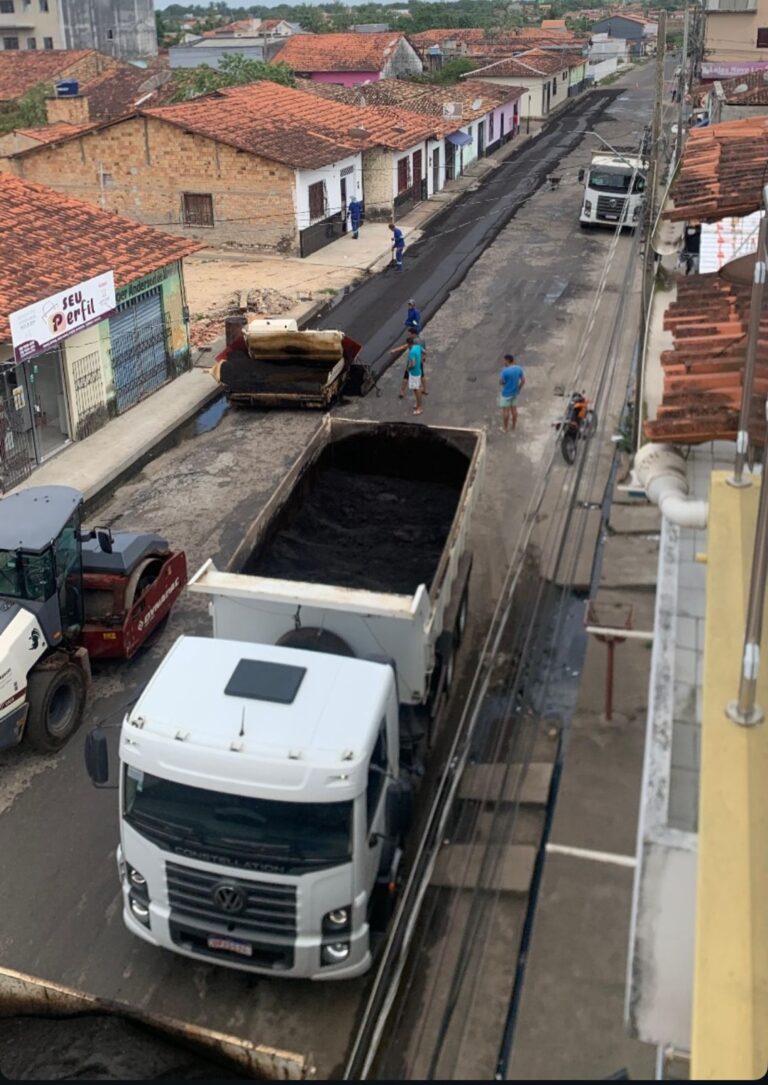 Leia mais sobre o artigo 🚧✨ *Asfalto Novo avança em Santa Helena!*  *Os trabalhos seguem na Travessa da Bandeira, garantindo mais mobilidade e qualidade de vida.* *Parceria do Governo do Estado e Prefeitura.*  *O trabalho não para!* 🚀