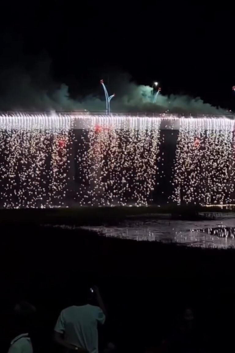 Leia mais sobre o artigo ✨🎆 *À meia-noite do dia 1º de janeiro, o céu de Santa Helena virou poesia em forma de luz.* 🌌