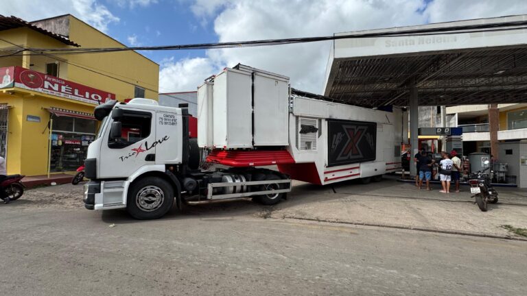 Leia mais sobre o artigo 🔥 *É HOJE! SANTA HELENA VAI TREMER!* 🔥  *O Trio XLove  já está na cidade, veio direto da Bahia e promete transformar Morada Nova no maior corredor da alegria do Maranhão!*