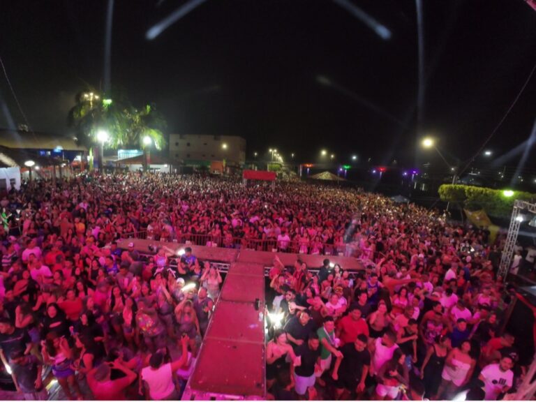 Leia mais sobre o artigo *O Carnaval de Santa Helena 2026 já se consolida como o maior da história da cidade, reunindo milhares de foliões, movimentando a economia local, valorizando os artistas da terra e fortalecendo a cultura popular. Uma festa que vai além da diversão:* *é desenvolvimento, identidade e orgulho para o povo helenense.*