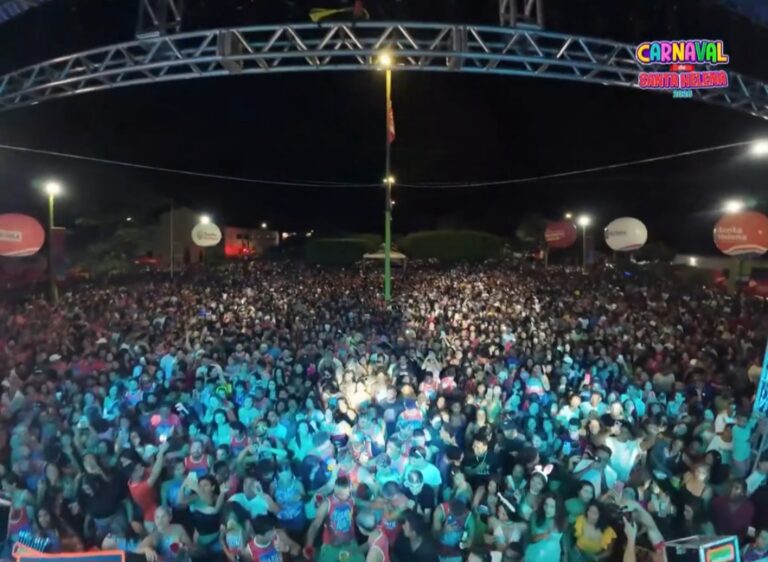 Leia mais sobre o artigo *Mais de 5 mil pessoas lotaram a Praça José Sarney no encerramento do Carnaval de Santa Helena 2026, consolidando o evento como um dos maiores da Baixada Maranhense e reforçando a cidade como referência cultural no Maranhão, sob a gestão do prefeito Joãozinho Pavão.* 🎭🎶