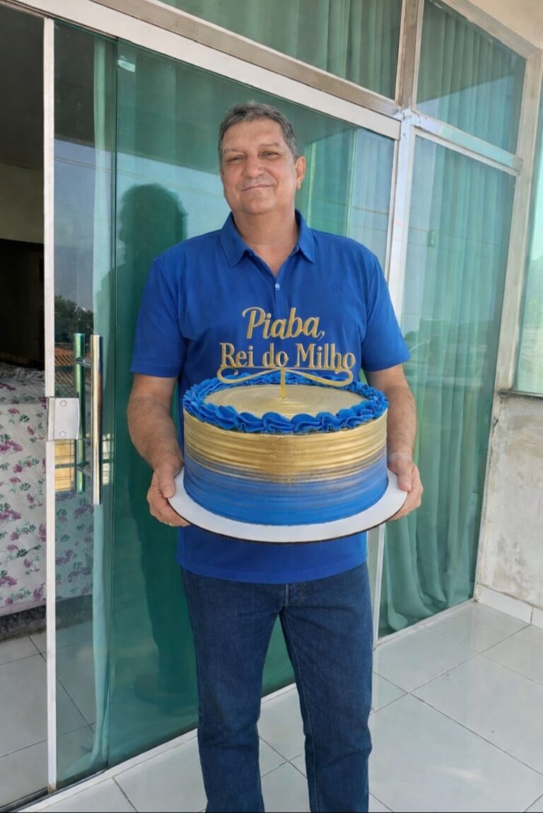 Leia mais sobre o artigo 🎉 *Parabéns, Antônio da Silva Ribeiro Filho (Piabinha)!*  *Homem de caráter e coração generoso, exemplo de amizade e lealdade. Que Deus lhe conceda saúde, paz e muitas conquistas. Felicidades!* 🎂✨