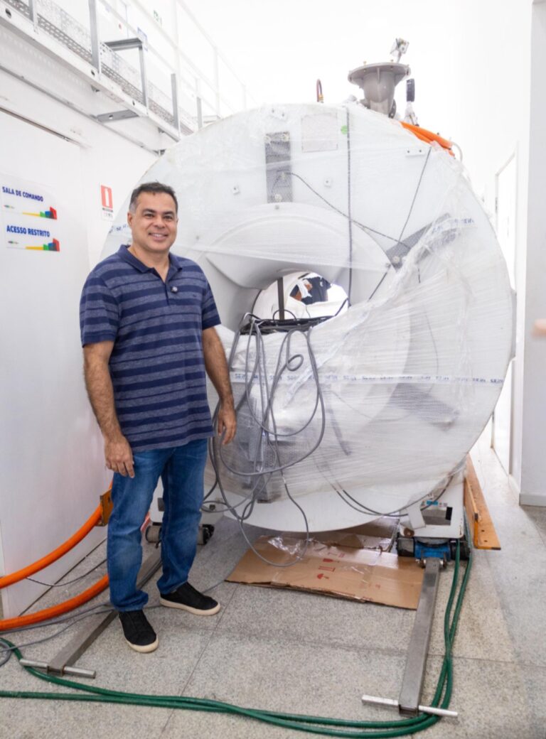 Leia mais sobre o artigo *Destaque de Semana:*  *Entre a espera e a esperança, Santa Helena escolheu cuidar.* *A ressonância magnética não é apenas um equipamento — é o alívio de quem sofre, a resposta tão aguardada e a certeza de que, quando a saúde avança, a vida floresce.*