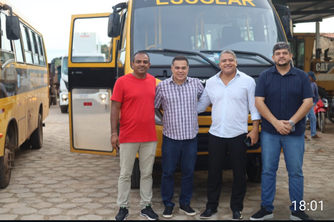 Leia mais sobre o artigo *Sem descanso, o prefeito Joãozinho Pavão recebeu mais dois ônibus escolares adquiridos com recursos próprios, reforçando o transporte de estudantes e garantindo mais segurança e acesso à educação no município.*