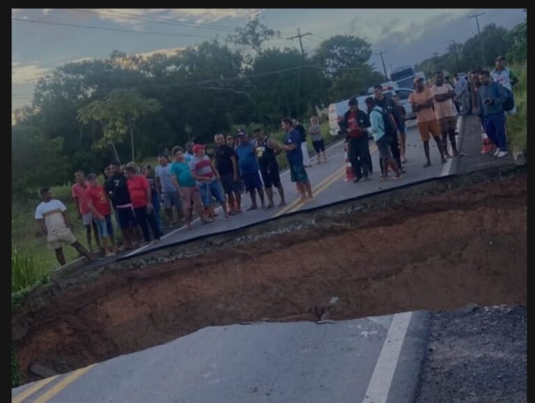 Leia mais sobre o artigo *MA-014 cede na Baixada e trecho é interditado*  *Trecho entre Viana e Matinha cedeu após chuvas e intervenção irregular; segundo Carlos Brandão, uso da via como açude agravou o rompimento.*