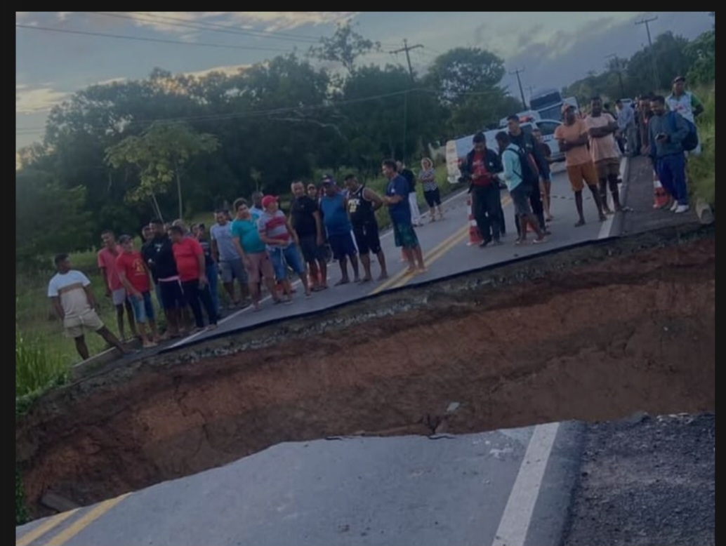Leia mais sobre o artigo *MA-014 cede na Baixada e trecho é interditado*  *Trecho entre Viana e Matinha cedeu após chuvas e intervenção irregular; segundo Carlos Brandão, uso da via como açude agravou o rompimento.*