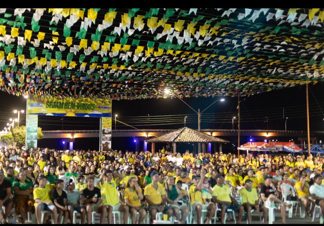 Leia mais sobre o artigo 🇧🇷🔥 *Beira-Rio lotada! Milhares de pessoas transformam a estreia do Brasil na Copa do Mundo em uma grande festa popular em Santa Helena.*
