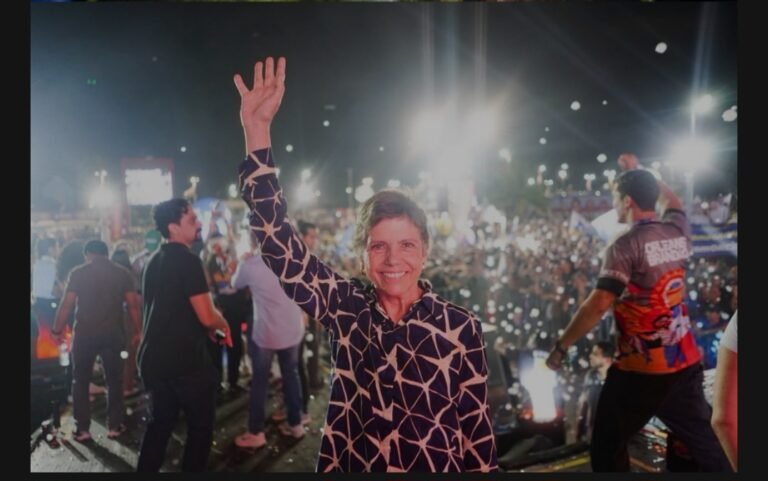 Leia mais sobre o artigo *ROSEANA SARNEY LEVANTA A BANDEIRA DA MOBILIZAÇÃO E CONVOCA MULHERES PARA A BATALHA ELEITORAL: “VAMOS ARREGAÇAR AS MANGAS!”*