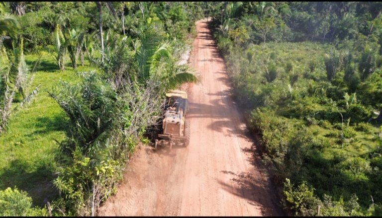 Leia mais sobre o artigo 🚜 *EM SANTA HELENA, O TRABALHO NÃO PARA: JOÃOZINHO PAVÃO LEVA RECUPERAÇÃO DAS ESTRADAS PARA A REGIÃO DA CHAPADA*