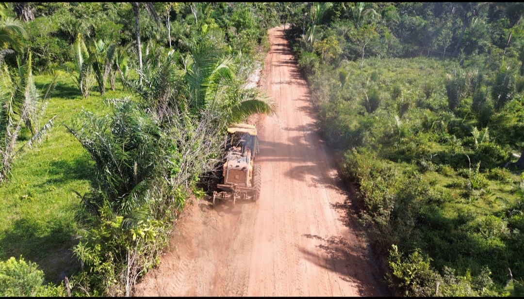 Leia mais sobre o artigo 🚜 *EM SANTA HELENA, O TRABALHO NÃO PARA: JOÃOZINHO PAVÃO LEVA RECUPERAÇÃO DAS ESTRADAS PARA A REGIÃO DA CHAPADA*