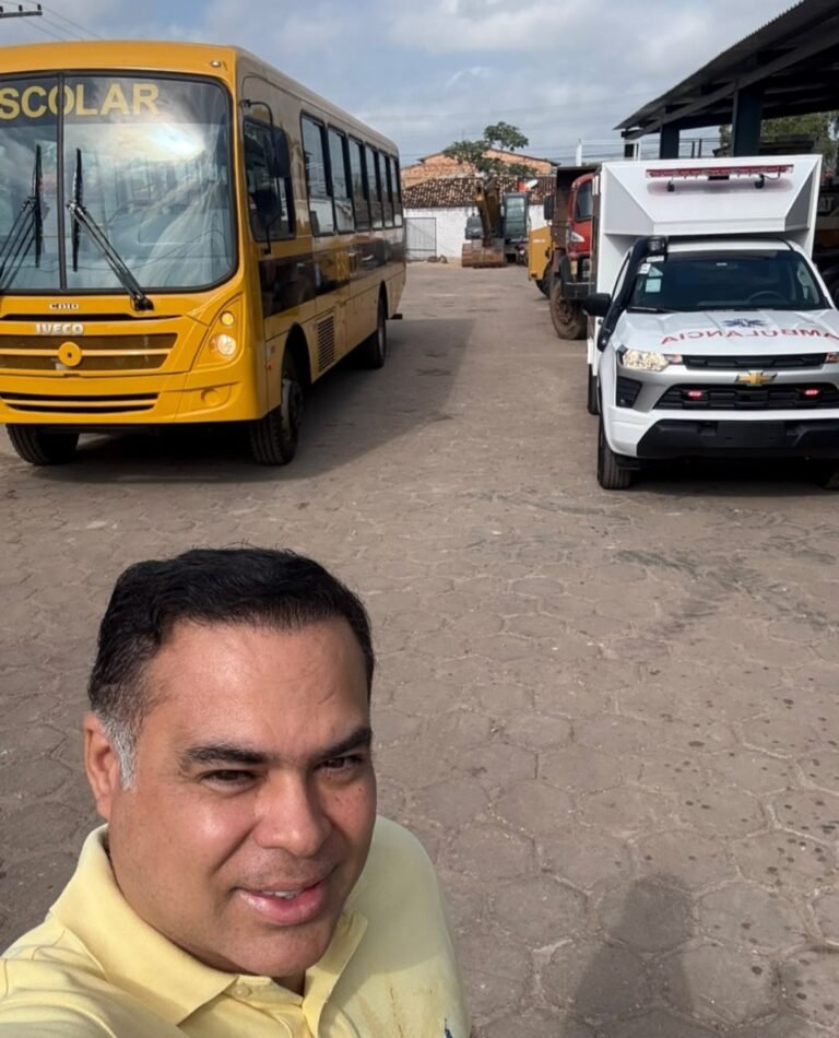 Leia mais sobre o artigo *SANTA HELENA SEGUE AVANÇANDO: JOÃOZINHO PAVÃO RECEBEU ÔNIBUS E AMBULÂNCIA E REFORÇA ESTRUTURA DO MUNICÍPIO*