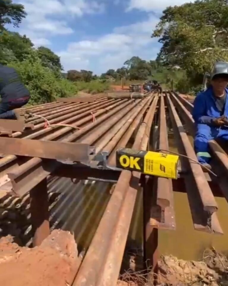 Leia mais sobre o artigo *JOÃOZINHO PAVÃO ANUNCIA CINCO NOVAS PONTES DE AÇO E CONCRETO E MOSTRA A FORÇA DO TRABALHO EM SANTA HELENA*  *A primeira será no Corta-Goela e todas serão construídas com recursos próprios: prefeito deixa o gabinete, vai às ruas e reforça sua marca de gestão presente e atuante.*